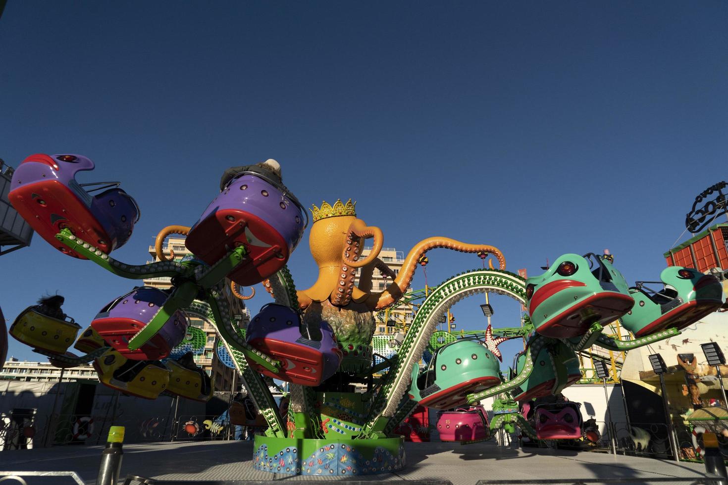 Gênes, Italie - 9 décembre 2018 - la fête foraine traditionnelle de noël luna park est ouverte photo