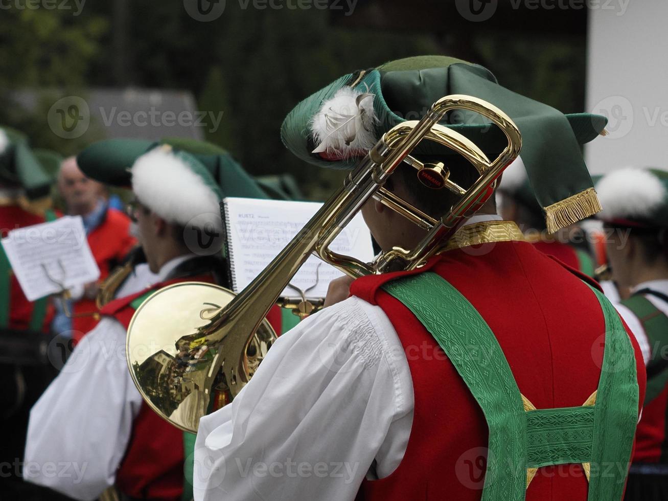 Mains jouant du détail du trombone photo