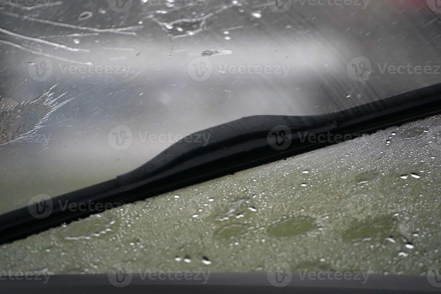 Forte pluie sur l'essuie-glace de la voiture photo