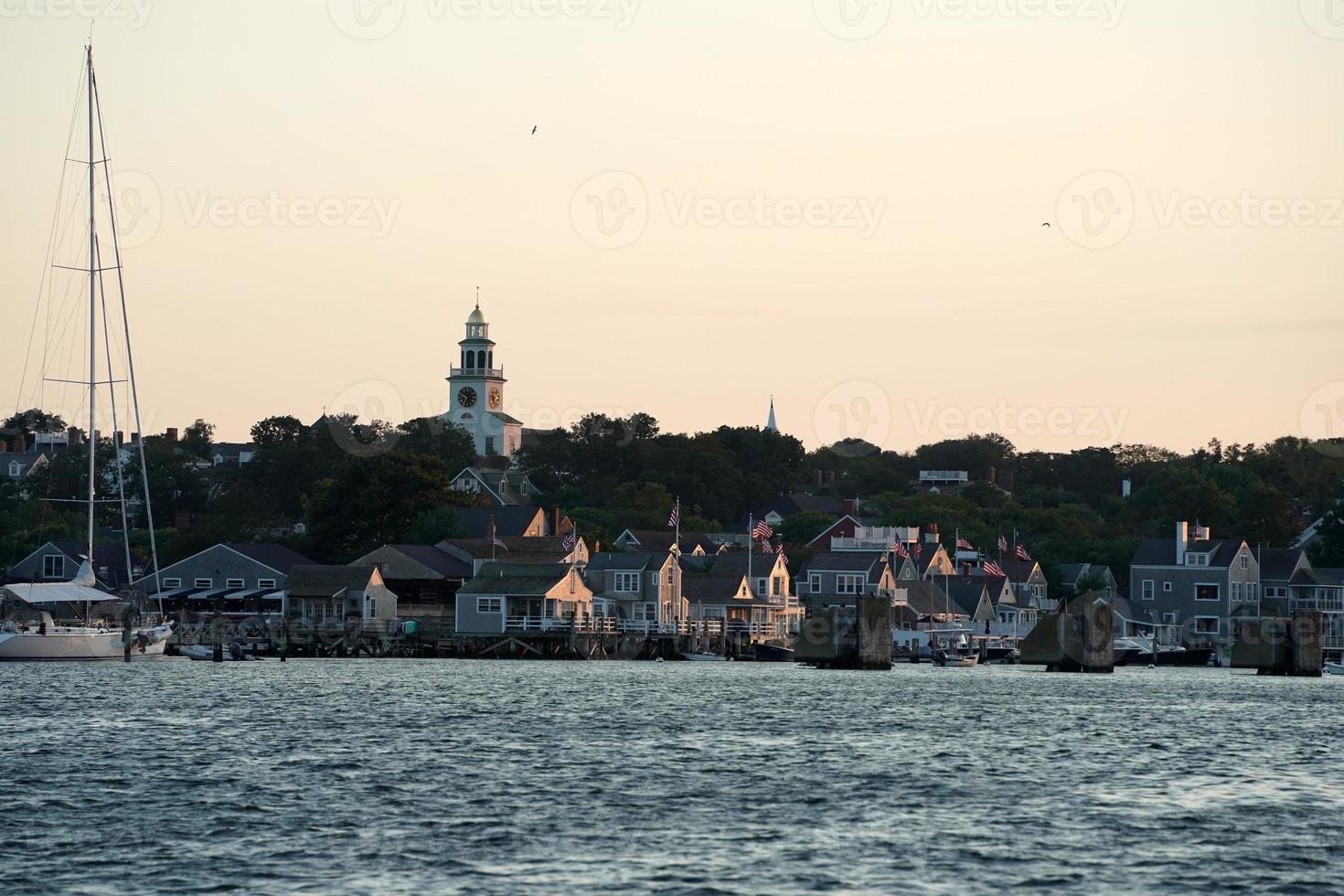 vue sur le port de nantucket au coucher du soleil photo