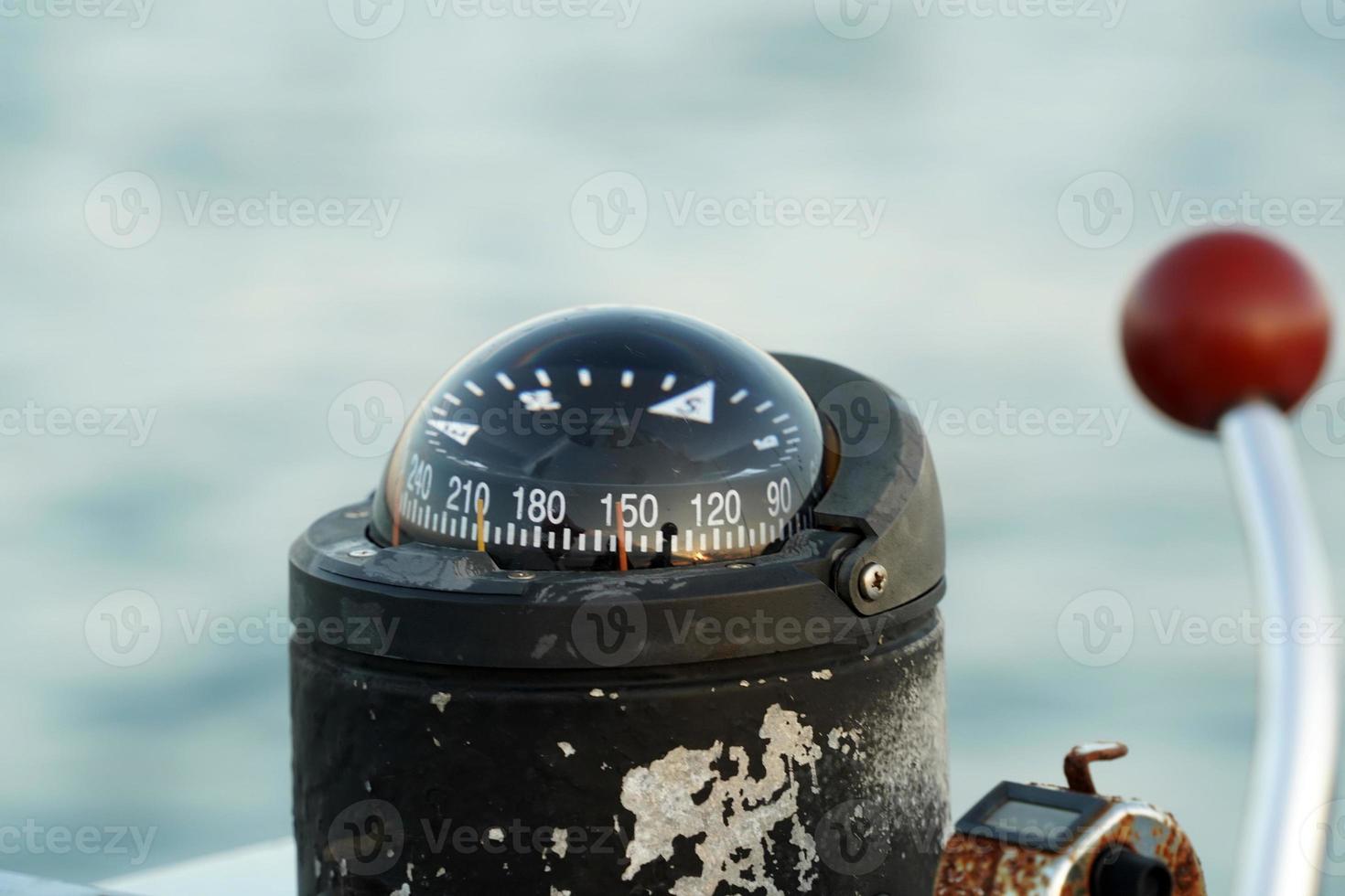 levier et boussole de bouton de vitesse de moteur de commande de bateau photo