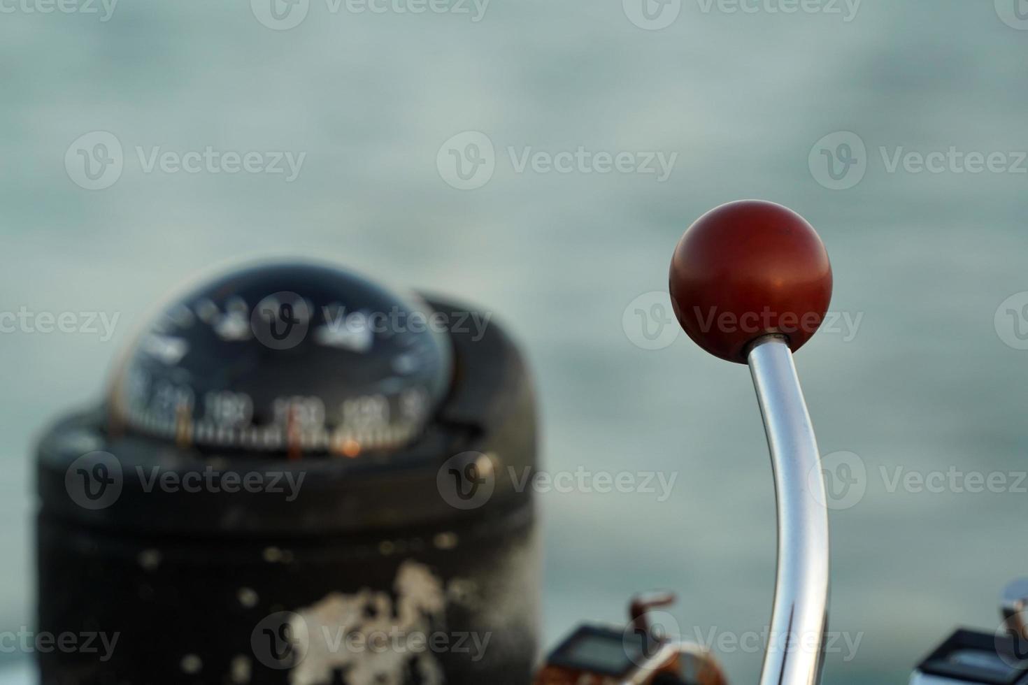 levier et boussole de bouton de vitesse de moteur de commande de bateau photo