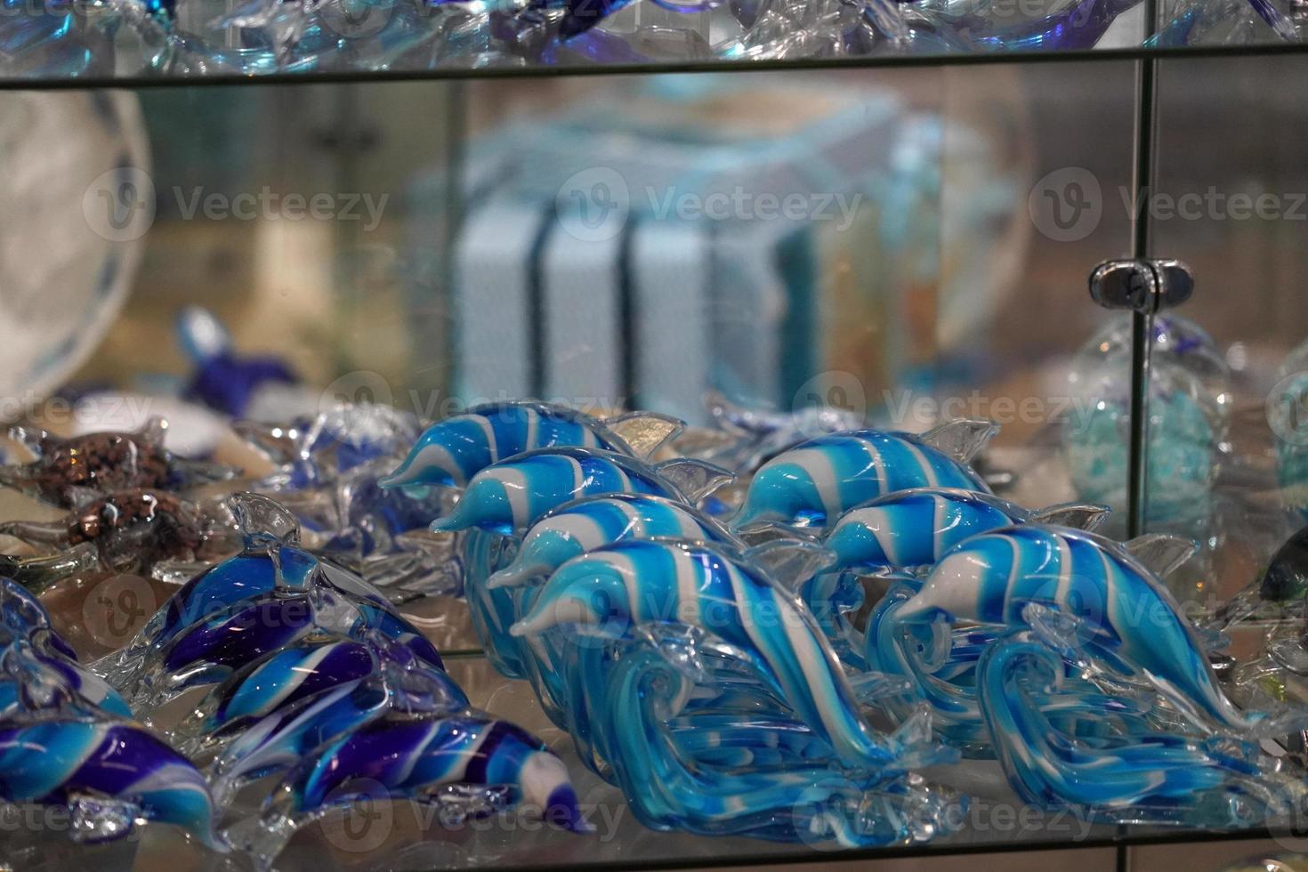 Dauphin de verre la vie marine à vendre dans un magasin photo