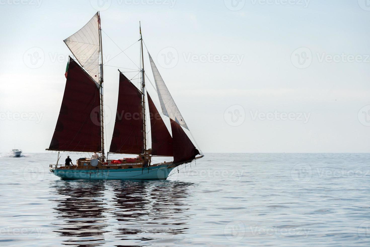 bateau voile voilier dans la mer bleue photo