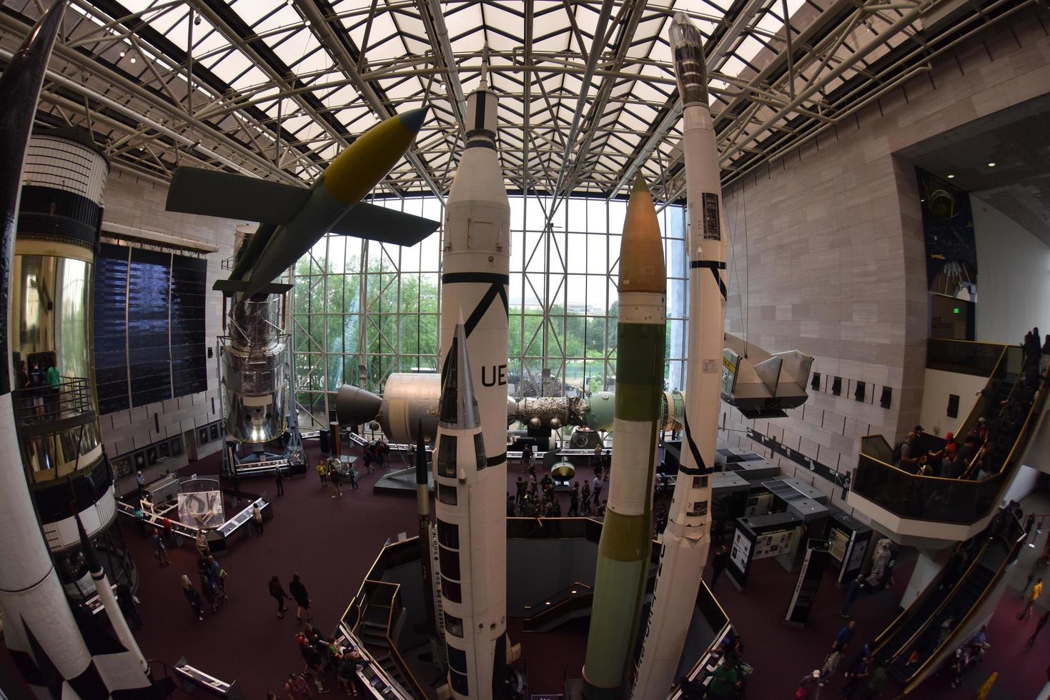 washington dc, usa - 17 mai 2018 - musée national de l'air et de l'espace plein de visiteurs photo