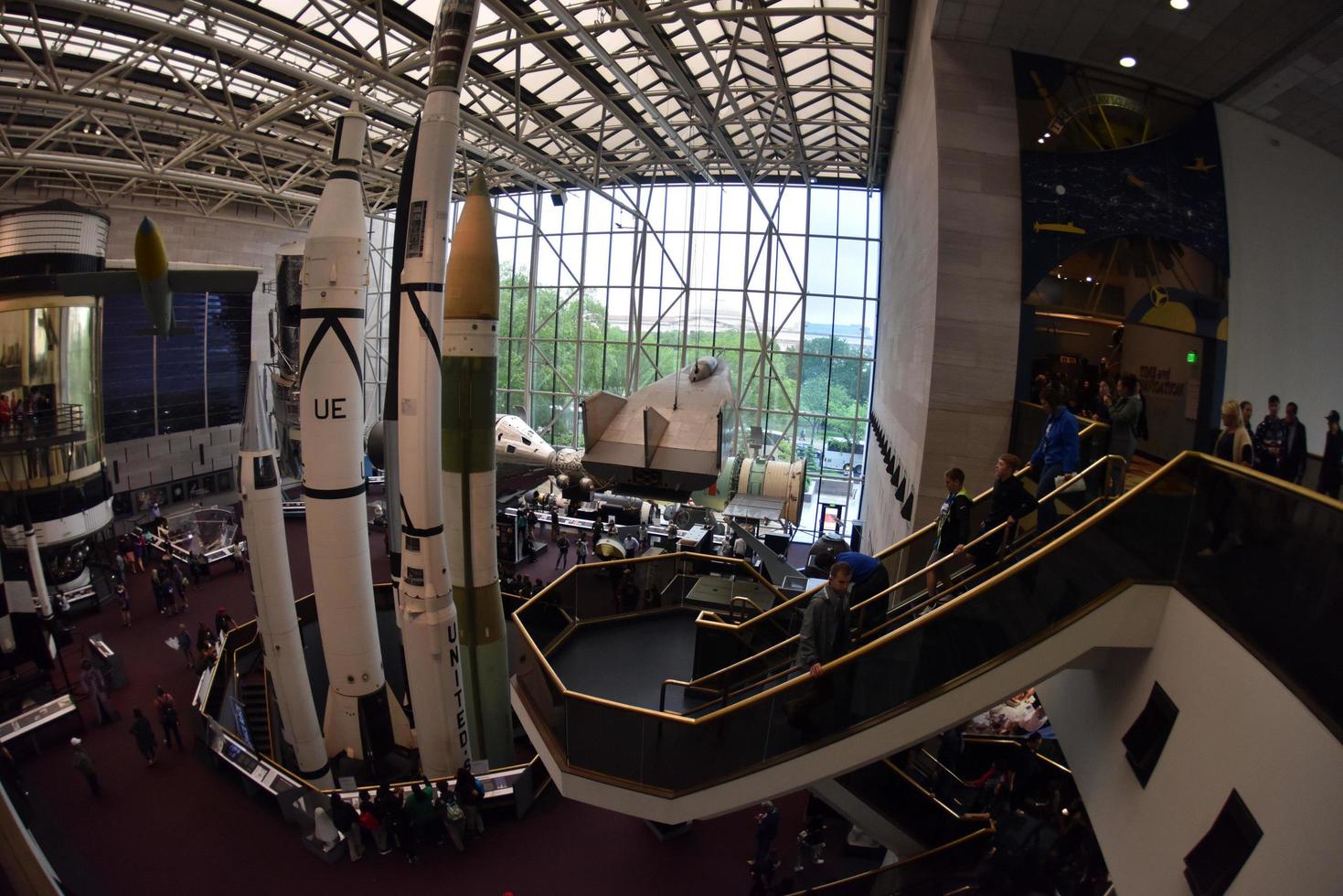 washington dc, usa - 17 mai 2018 - musée national de l'air et de l'espace plein de visiteurs photo