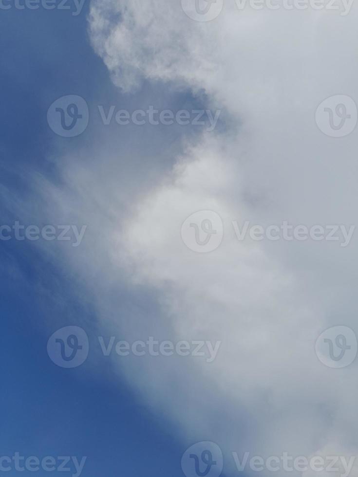 beaux nuages blancs sur fond de ciel bleu profond. image élégante de ciel bleu à la lumière du jour. de grands nuages doux et moelleux couvrent tout le ciel bleu. photo