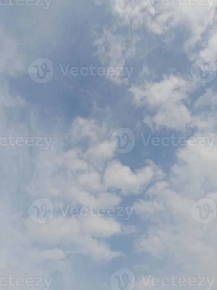 ciel bleu avec fond de nuages gonflés. fond naturel photo