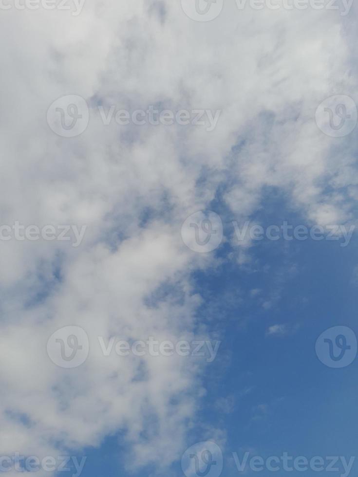 nuages blancs dans le ciel bleu. ciel et infini. beau fond bleu clair. peu nuageux, beau temps. nuages bouclés par une journée ensoleillée. photo