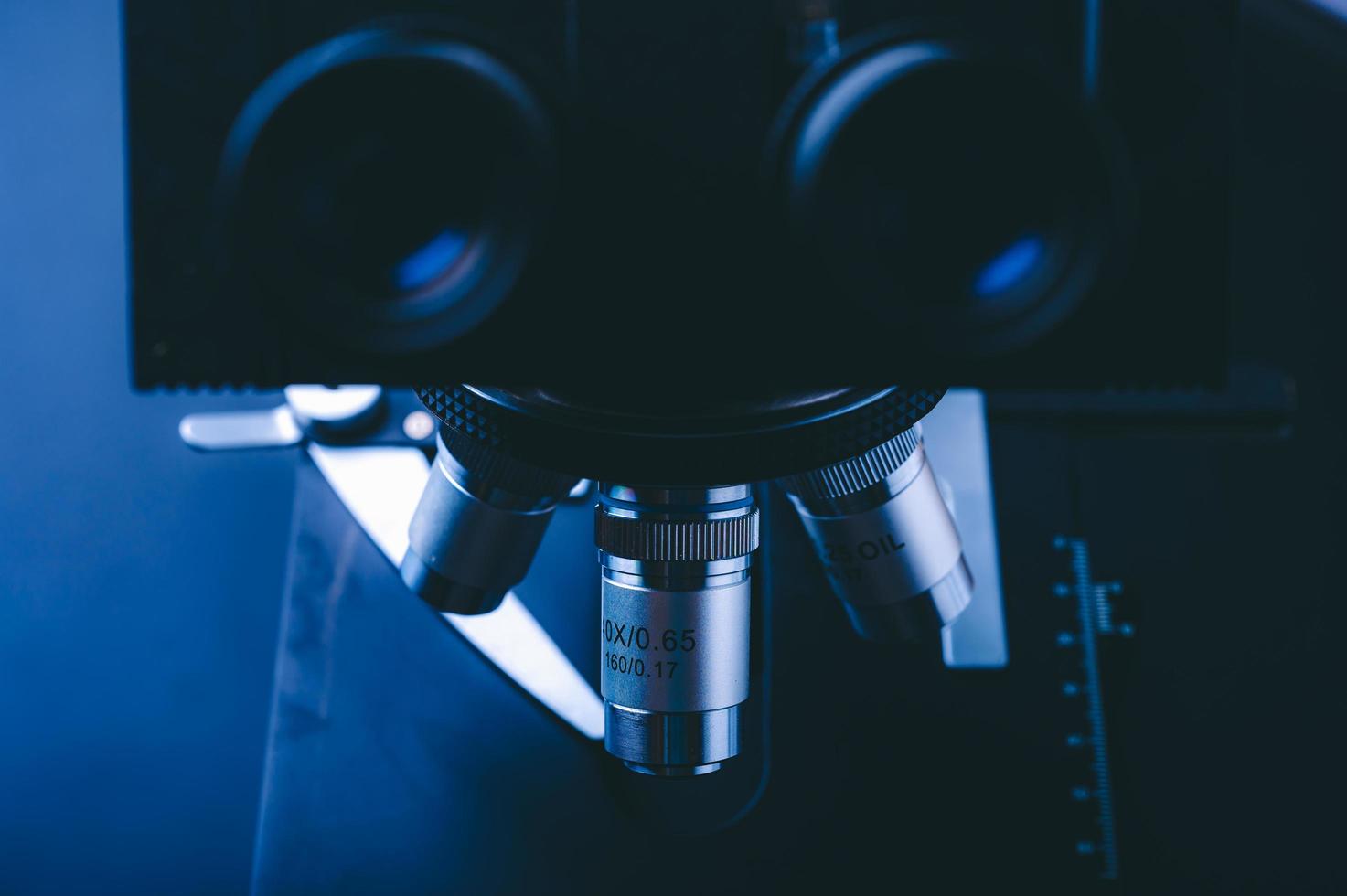 Gros plan du microscope scientifique avec lentille métallique, analyse de données en laboratoire photo