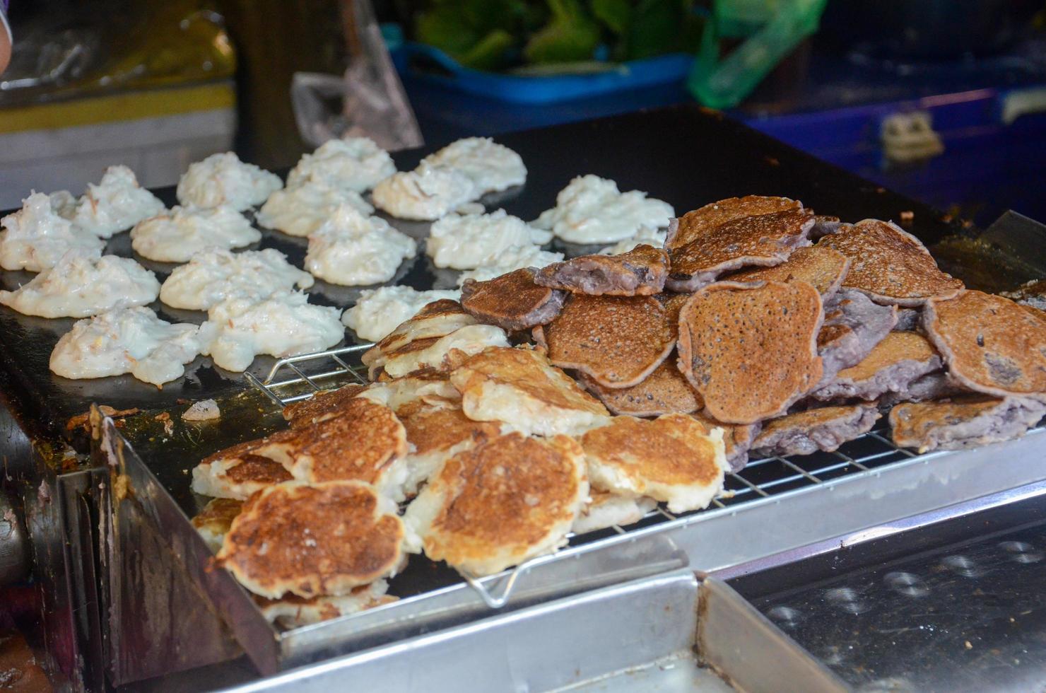 crêpe à la noix de coco ou nom thaïlandais appelé kanom baa bin à vendre sur le marché local, desserts thaïlandais photo
