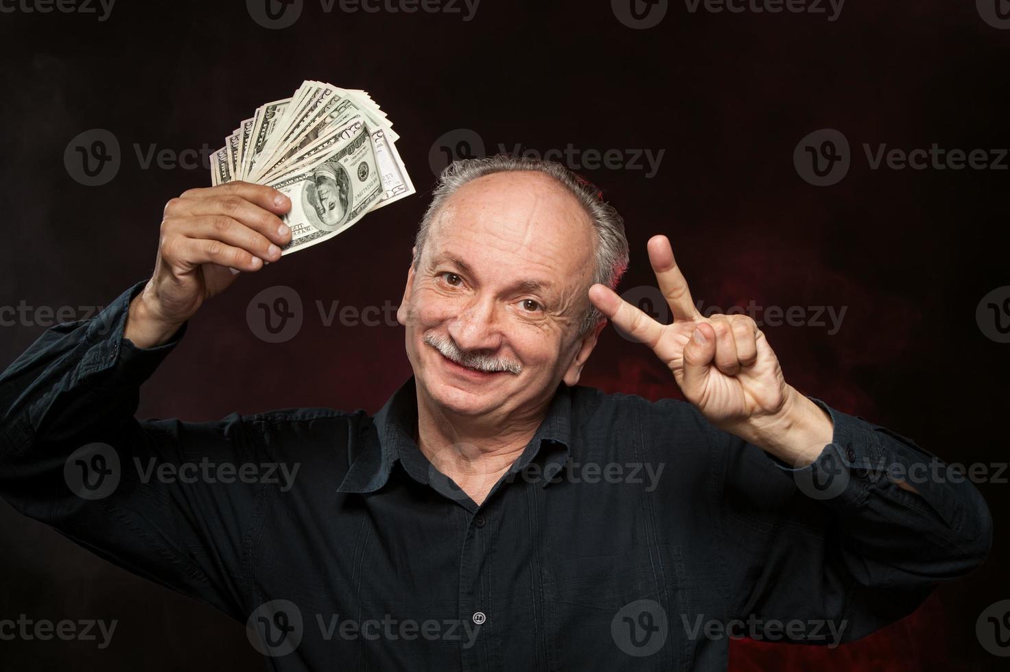 vieil homme avec des billets d'un dollar photo
