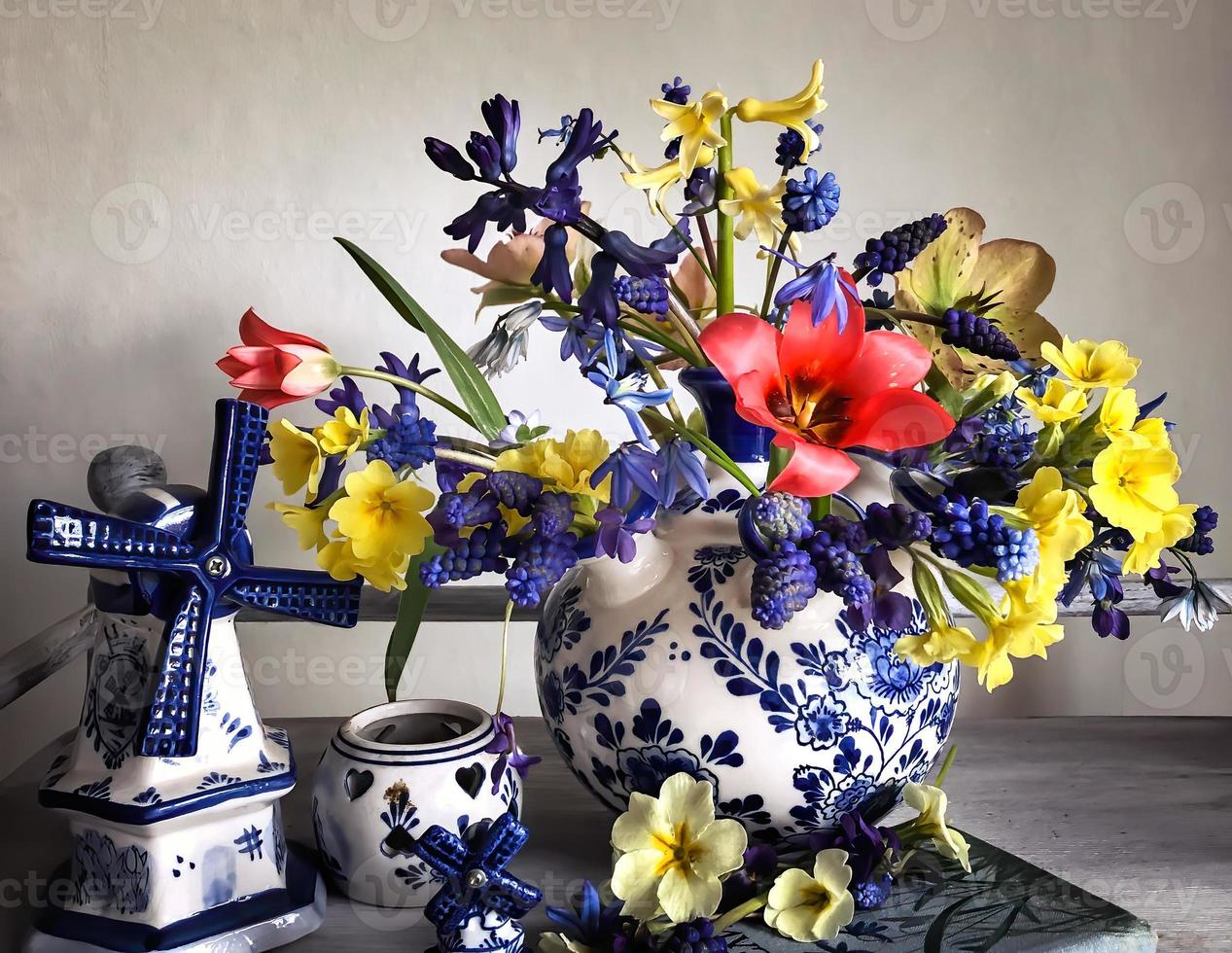 bouquet de fleurs de jardin colorées avec décoration en porcelaine photo