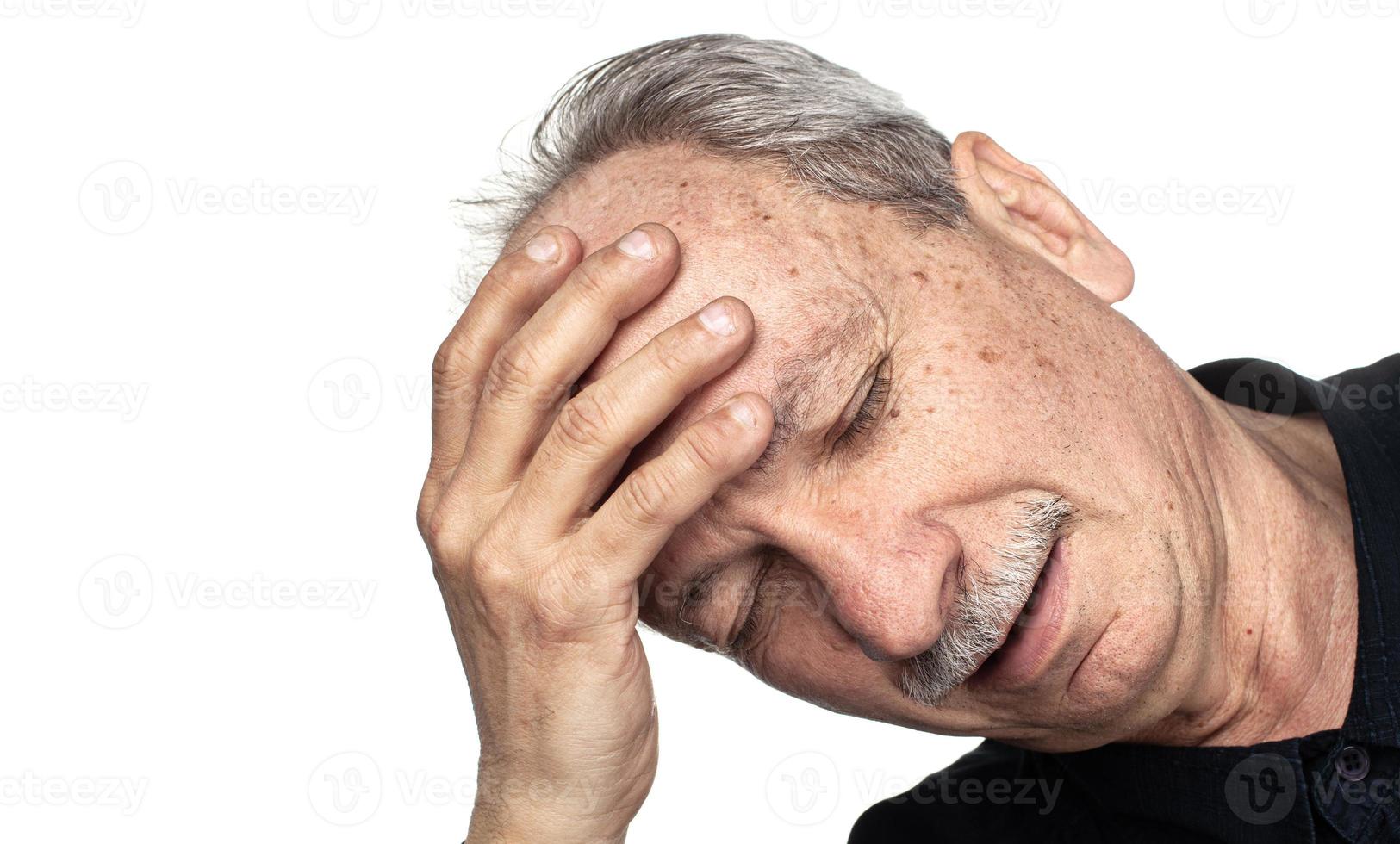 homme âgé souffre de maux de tête photo