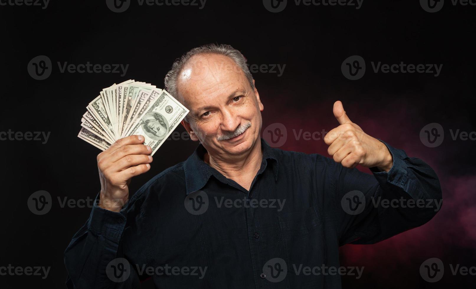 vieil homme avec des billets d'un dollar photo