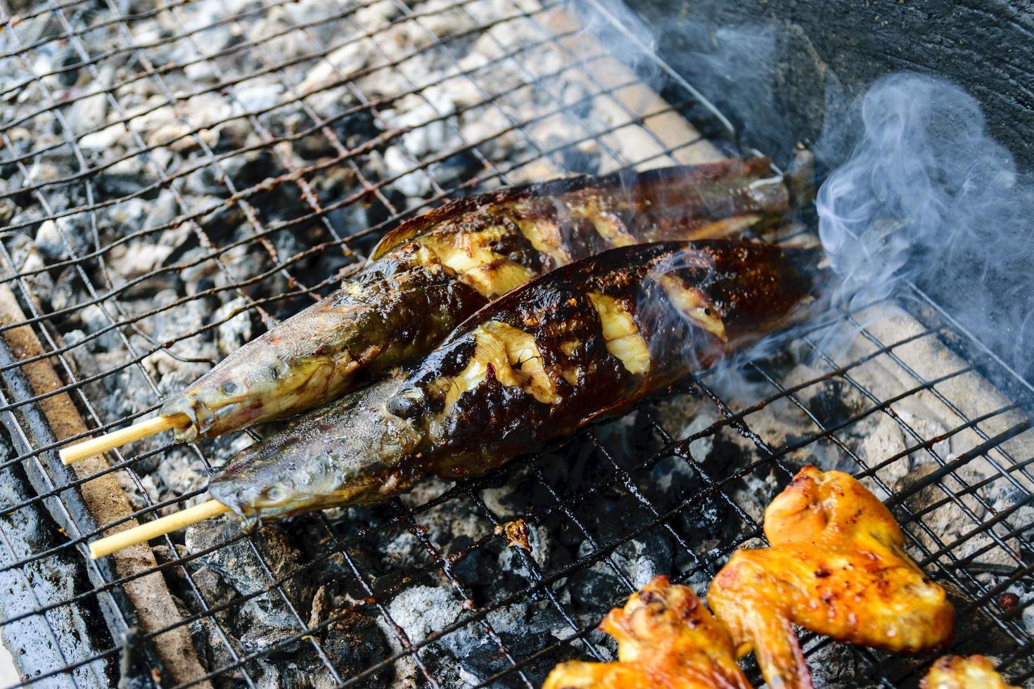 poisson barbecue grillé photo