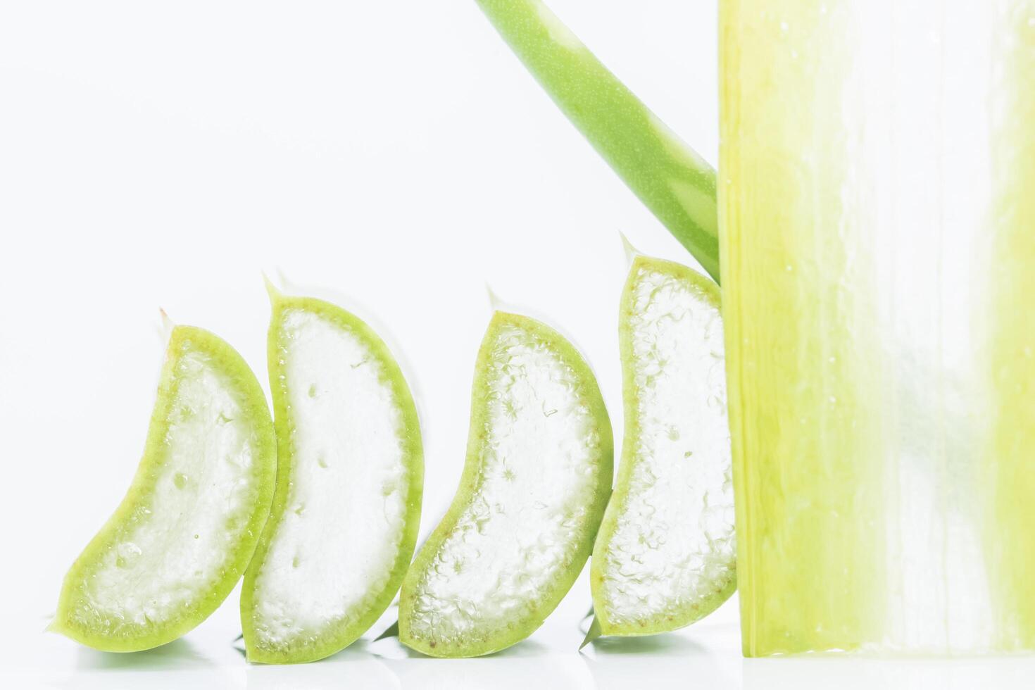 Tranches d'aloe vera sur fond blanc photo