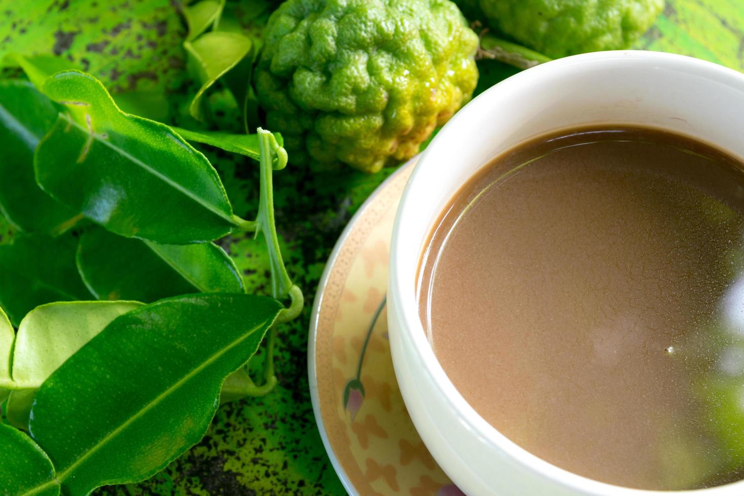 feuilles de lime kaffir et café photo