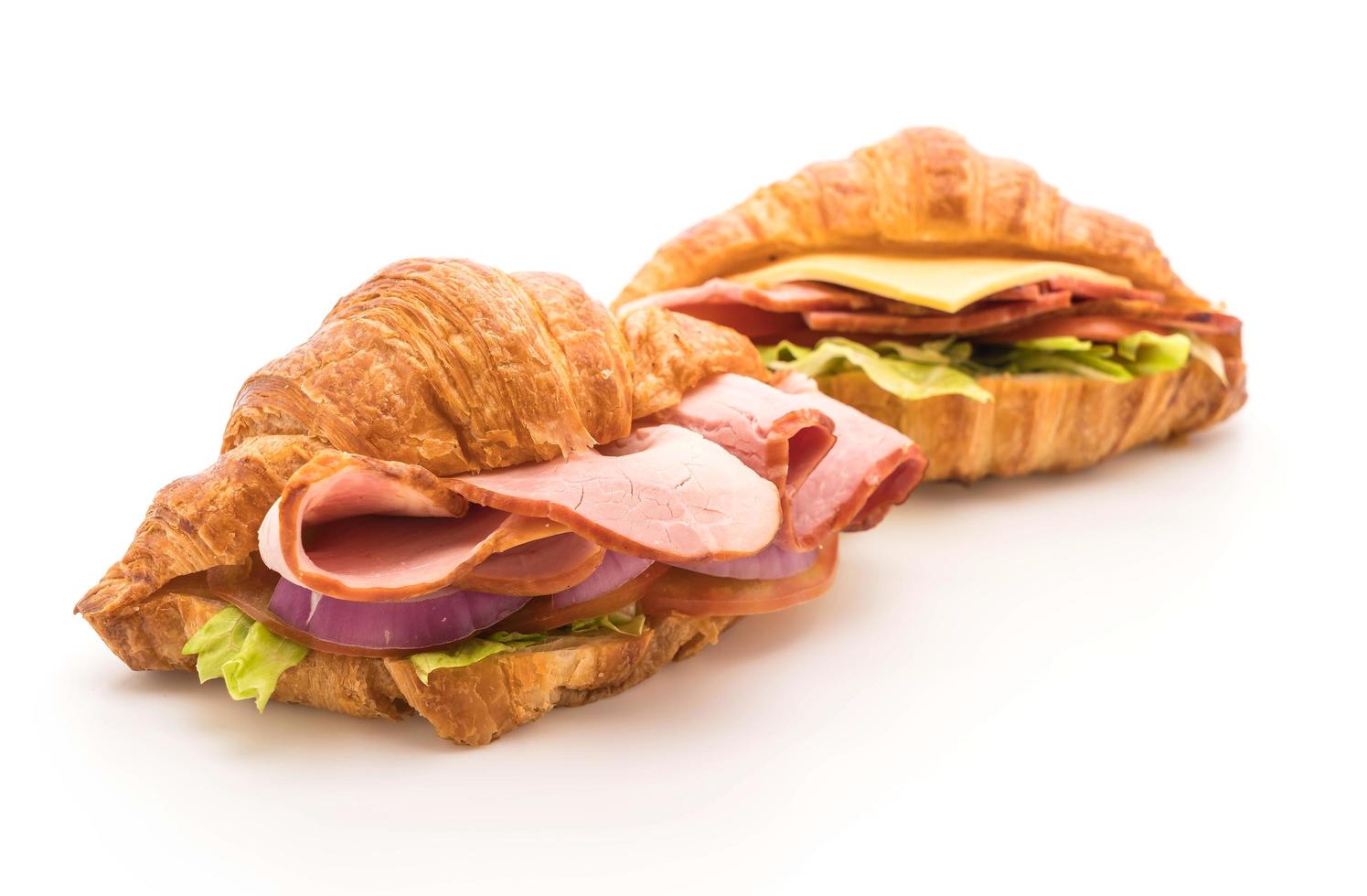 Sandwich au jambon croissant sur fond blanc photo