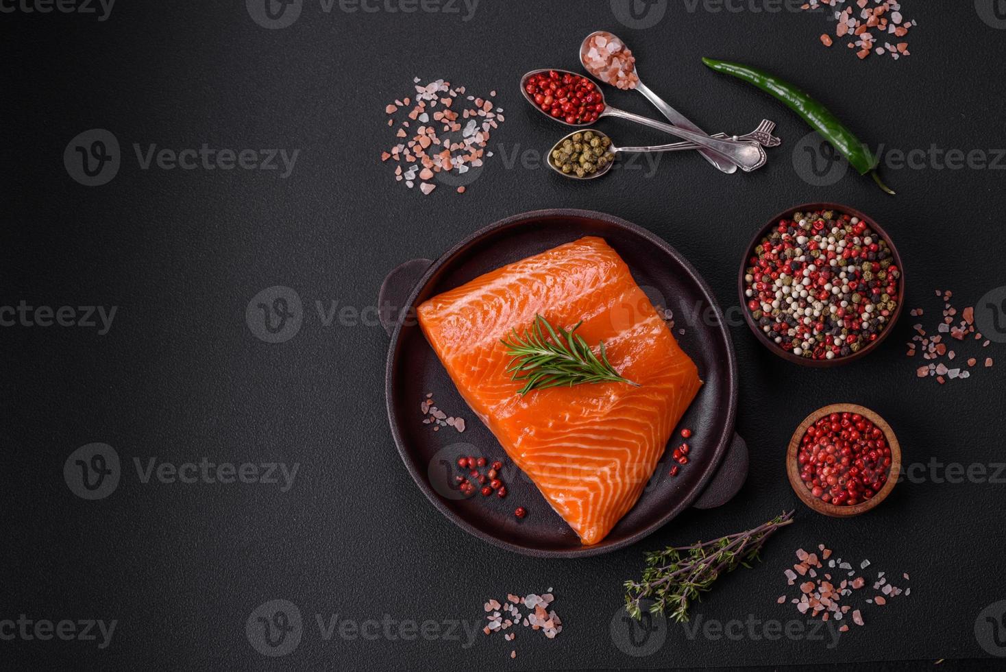 filet de saumon rouge cru avec du sel, des épices et des herbes photo