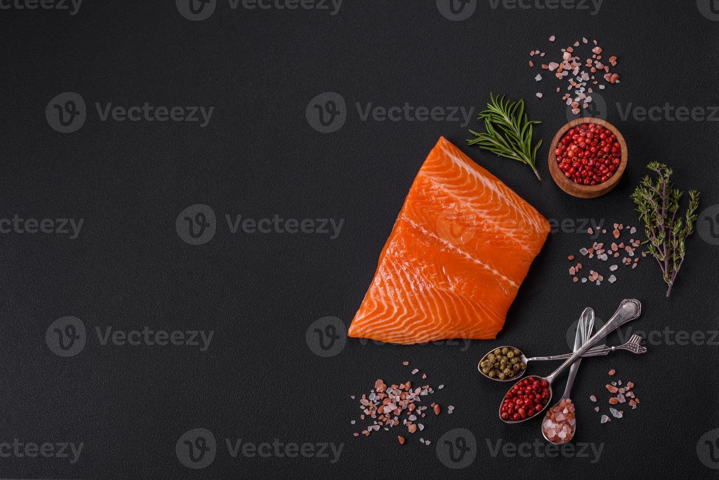 filet de saumon rouge cru avec du sel, des épices et des herbes photo