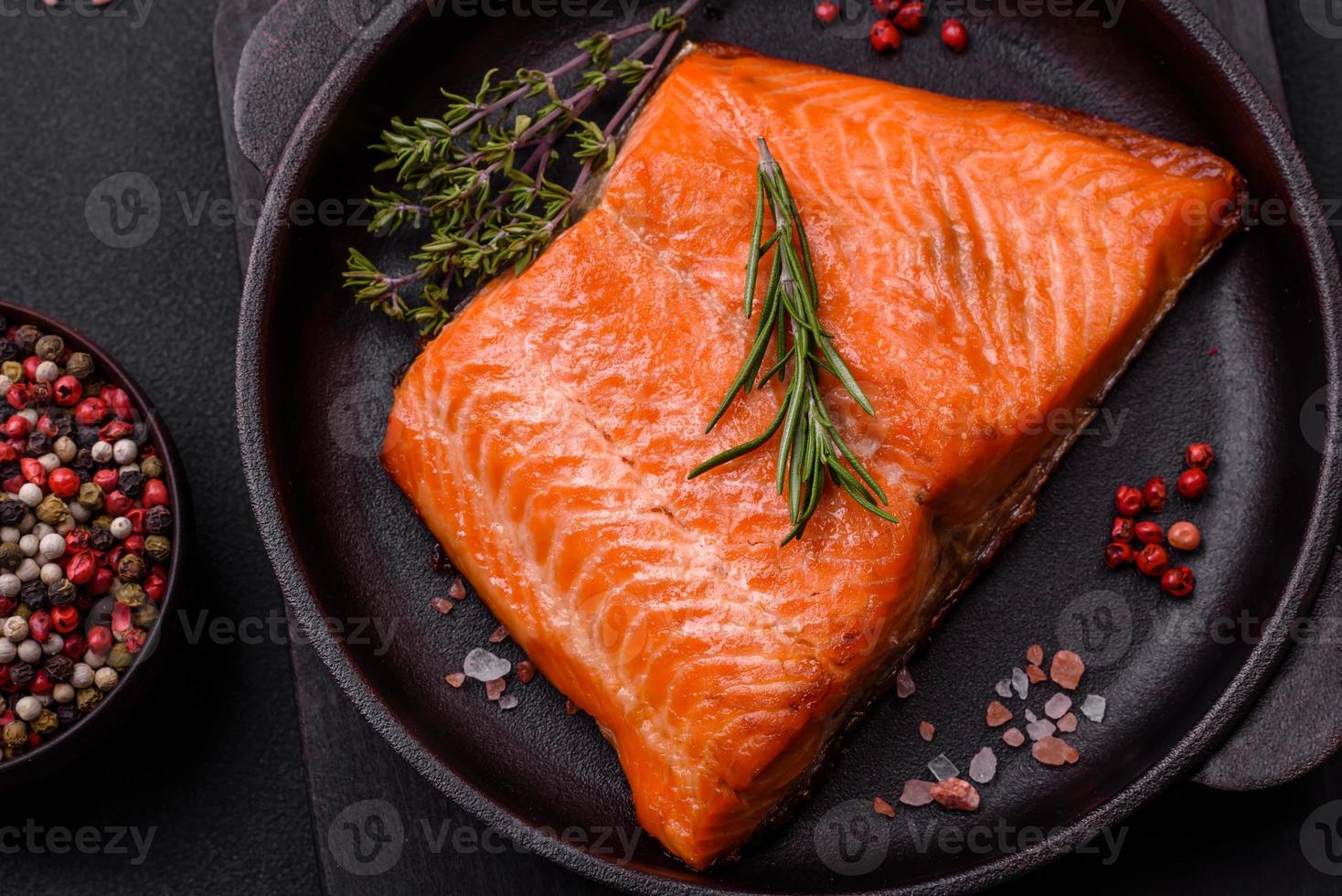 délicieux steak de poisson rouge au saumon cuit au four avec des épices et des herbes photo