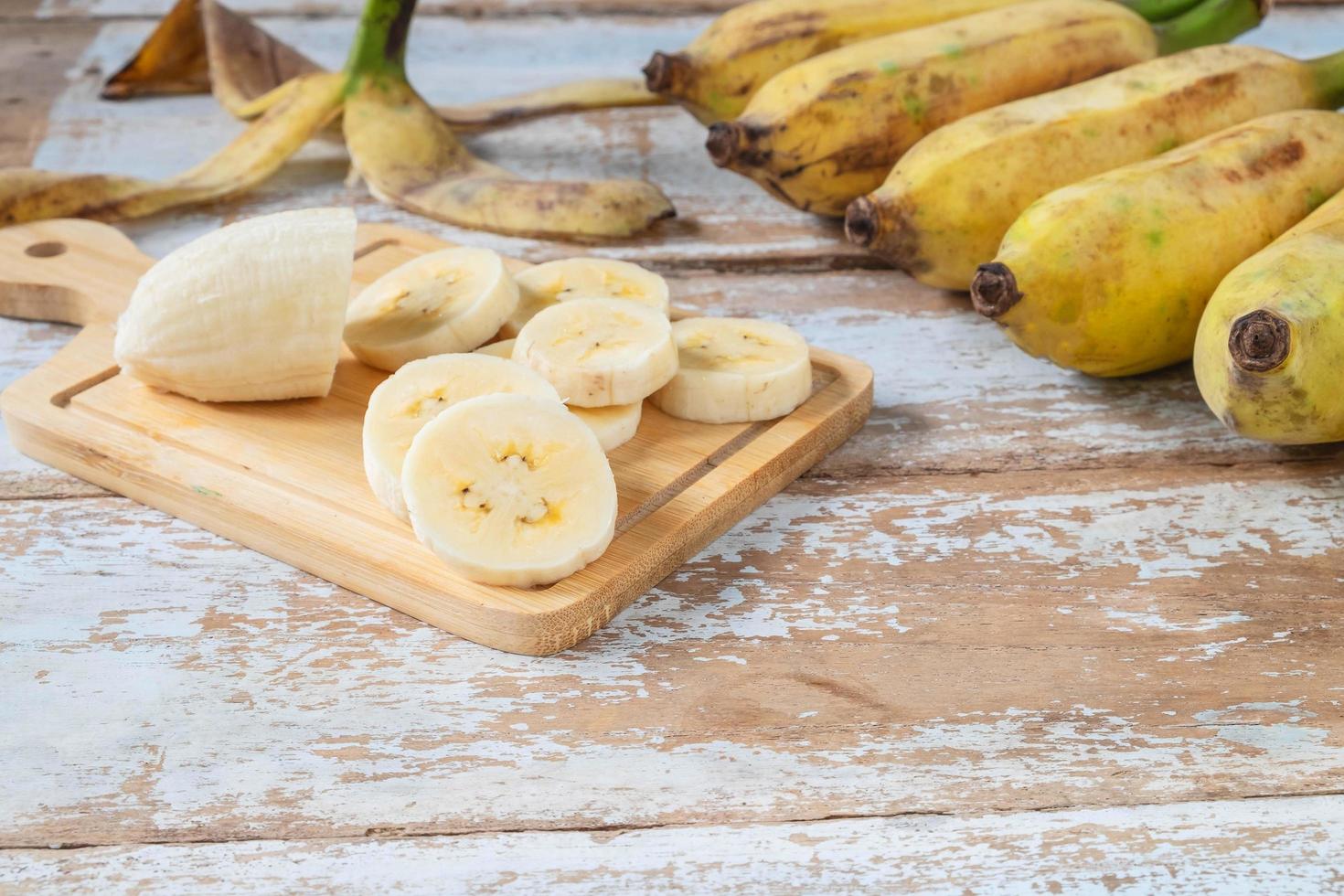 tranches de bananes sur une planche à découper photo