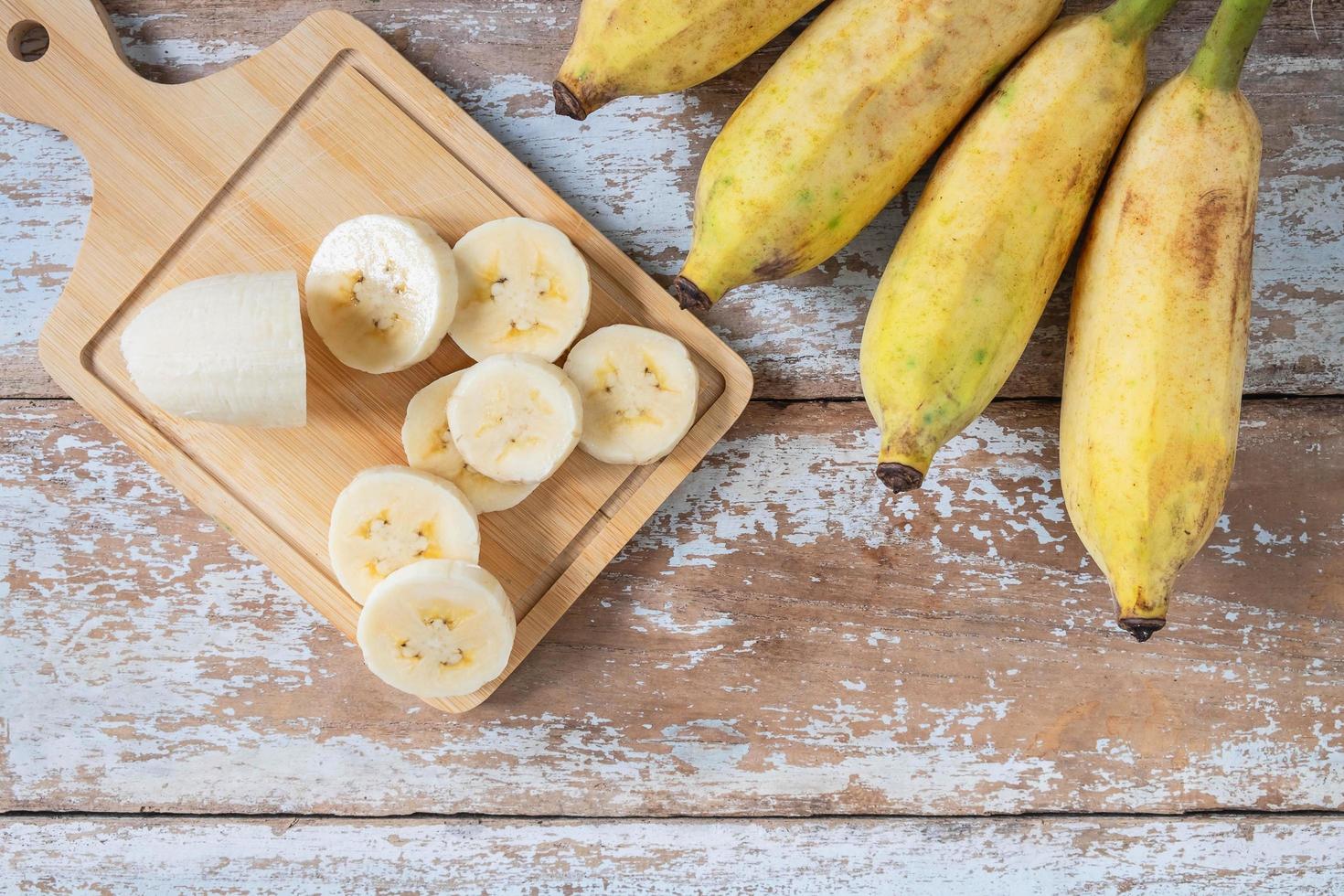 tranches de bananes sur une planche à découper photo