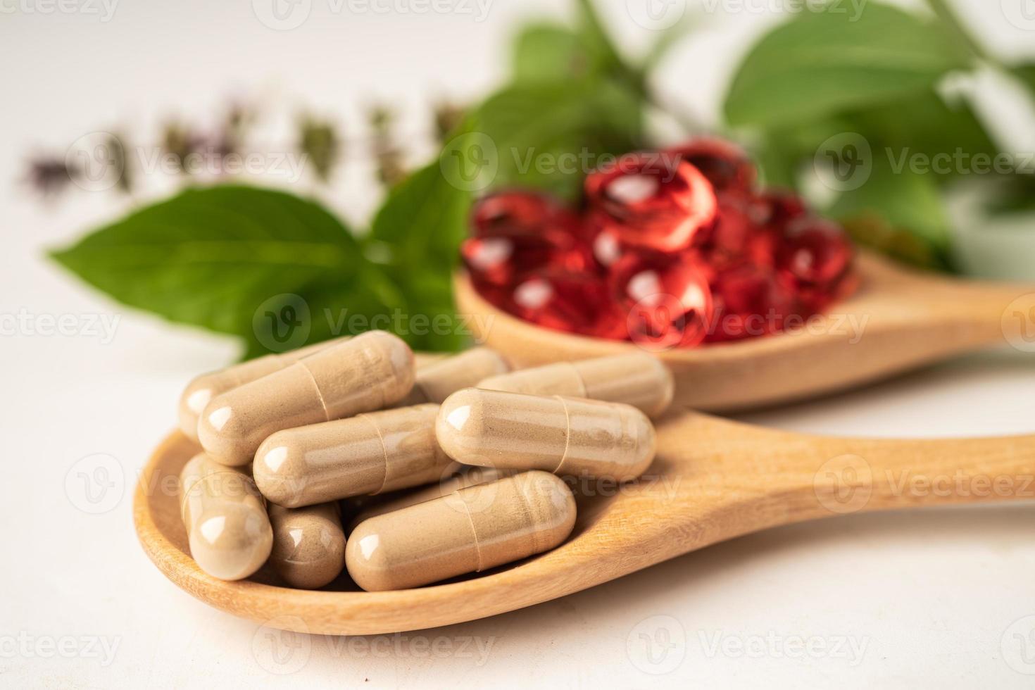 médecine alternative capsule bio à base de plantes avec des suppléments naturels de feuilles d'herbes pour une bonne vie saine. photo