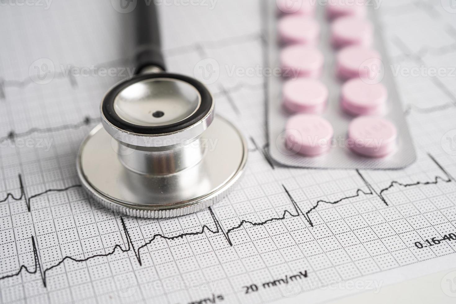 stéthoscope sur électrocardiogramme avec pilule capsule, onde cardiaque, crise cardiaque, rapport de cardiogramme. photo