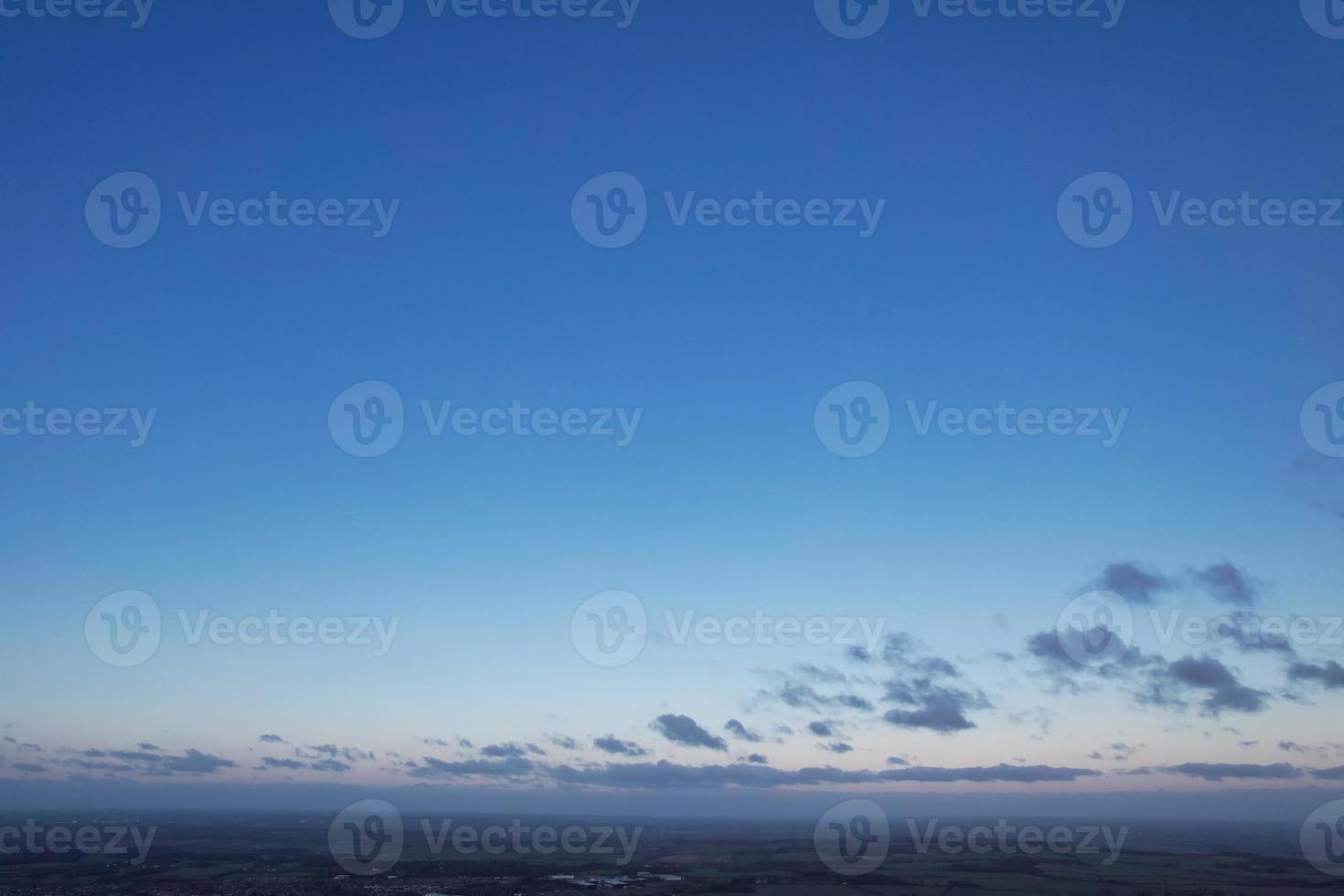 beaux nuages pendant le coucher du soleil sur la ville photo