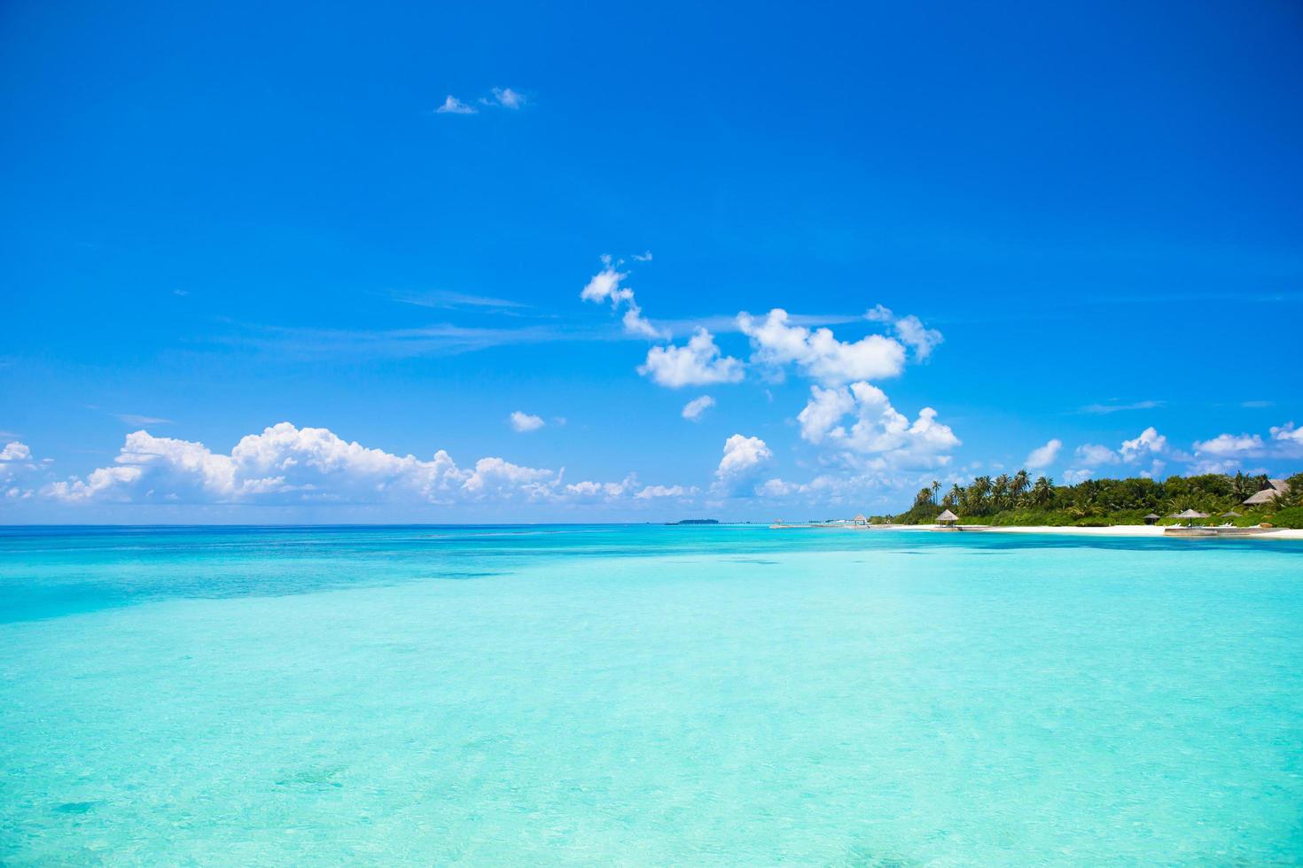 eau turquoise sur une plage tropicale photo