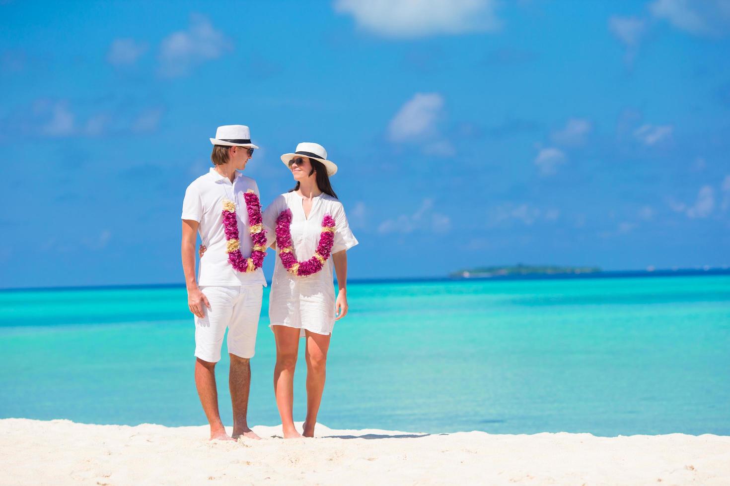 couple sur une plage tropicale photo