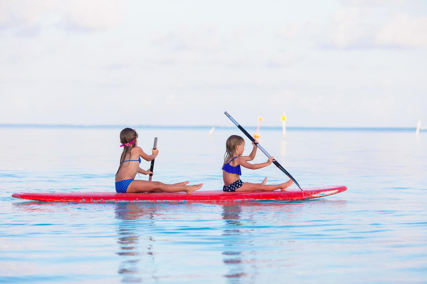 deux filles faisant du paddle dans l & # 39; océan photo