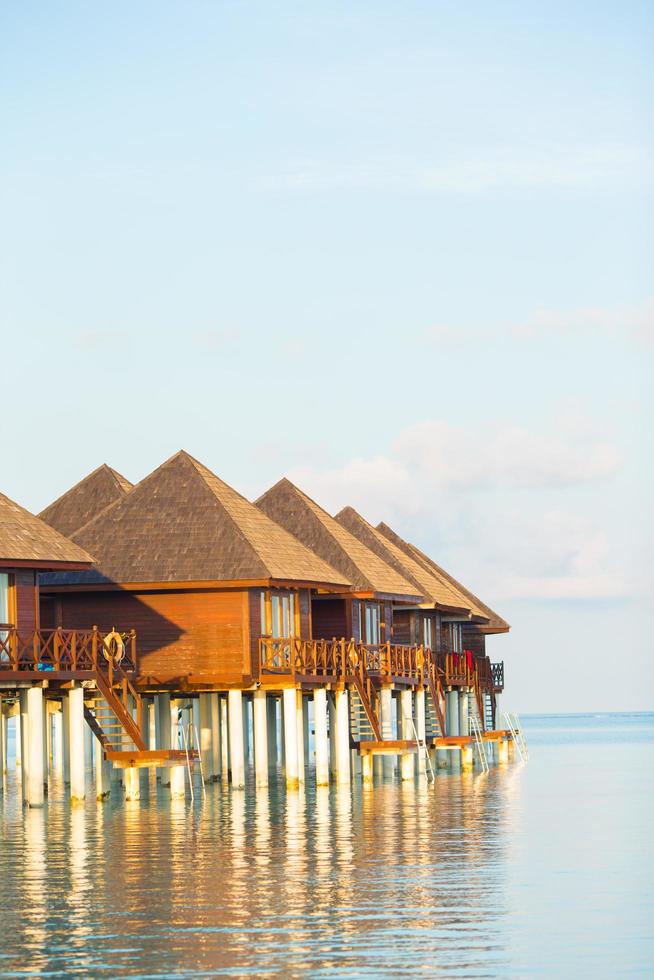maldives, asie du sud, 2020 - bungalows sur pilotis avec eau turquoise photo