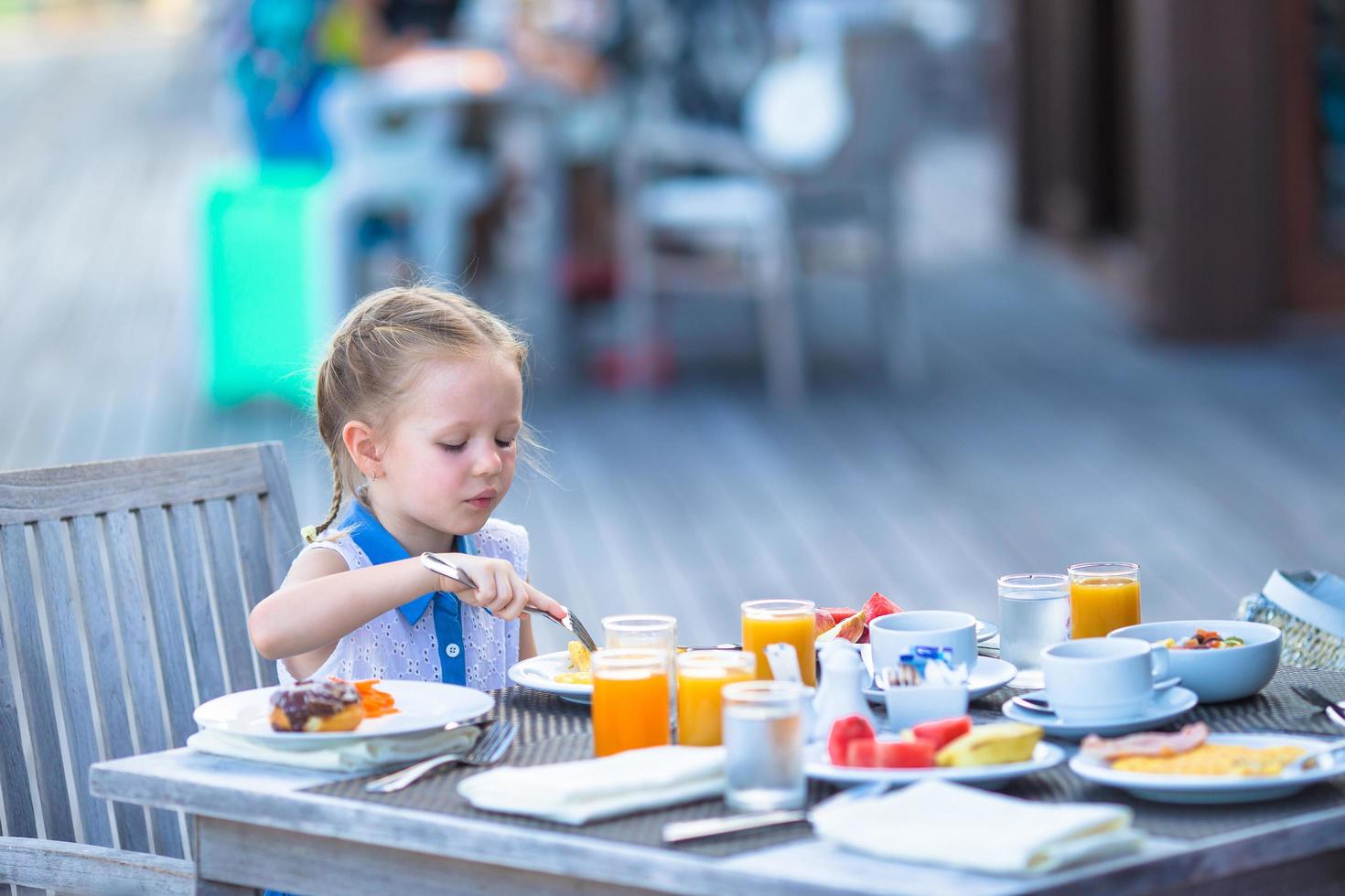 fille prenant son petit déjeuner photo