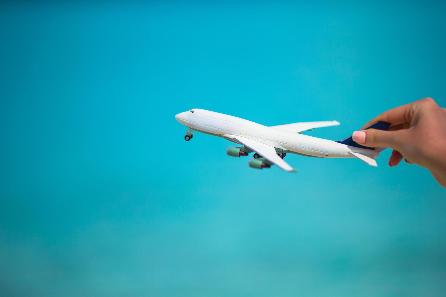 avion jouet contre l'eau bleue photo