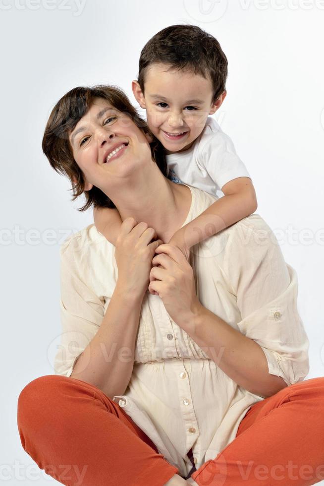 heureuse mère et fils se serrant les coudes. photo