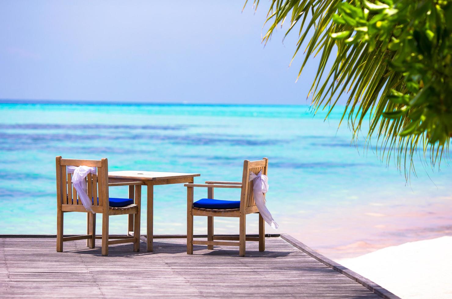 table et chaises en bois avec des nœuds blancs photo