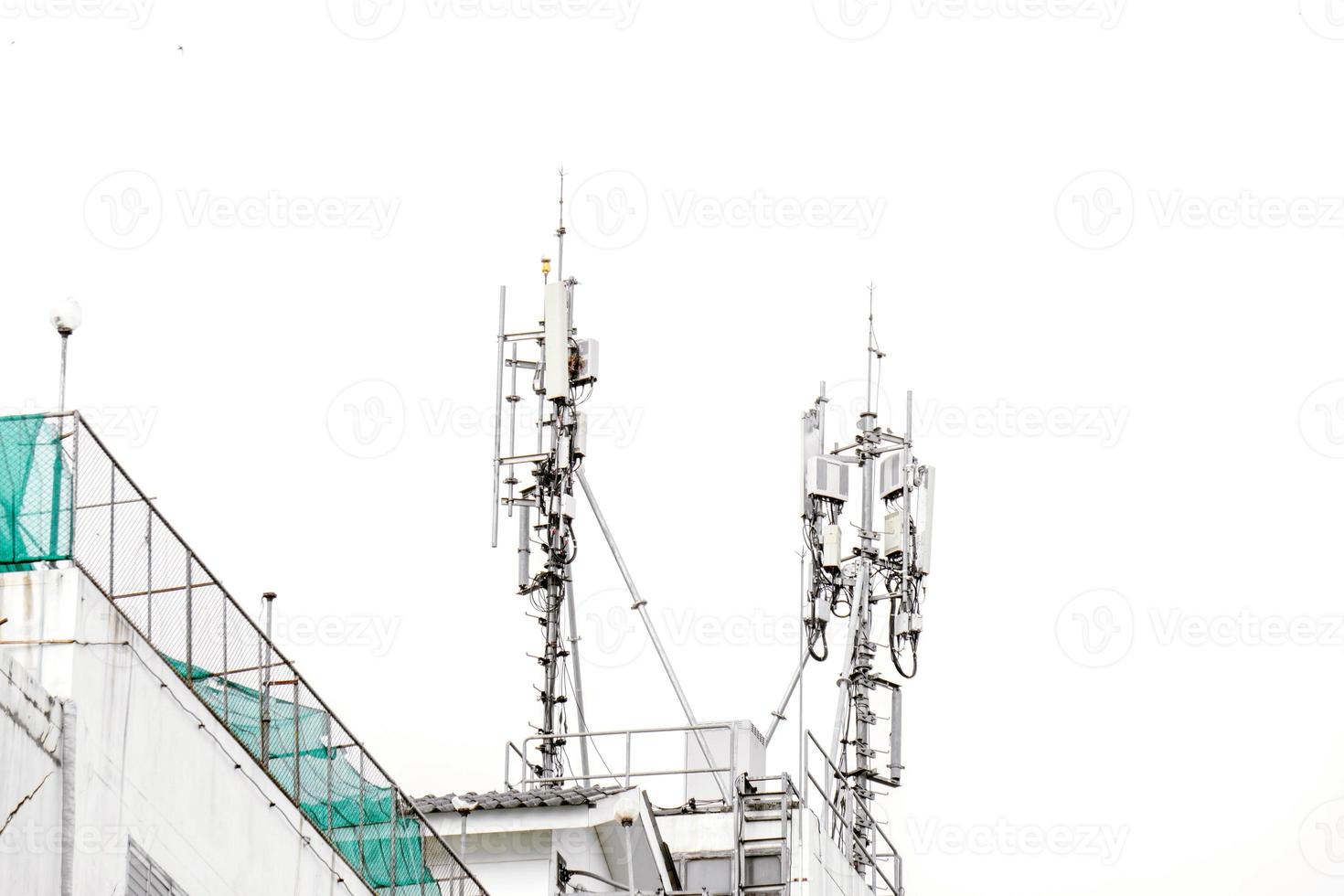 tour de communication avec antennes sur le dessus du bâtiment isoler sur fond blanc photo
