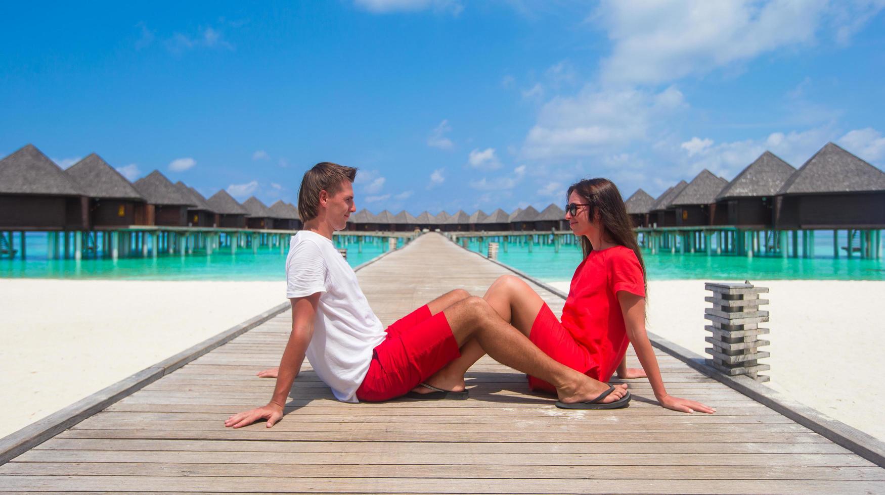 maldives, asie du sud, 2020 - couple assis sur une jetée de plage photo
