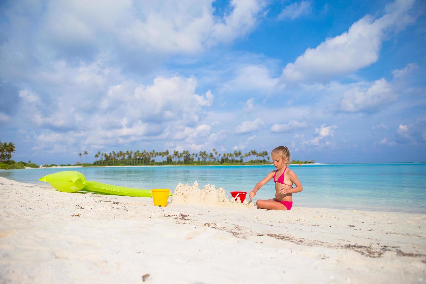 fille jouant avec des jouets de plage en vacances d'été photo