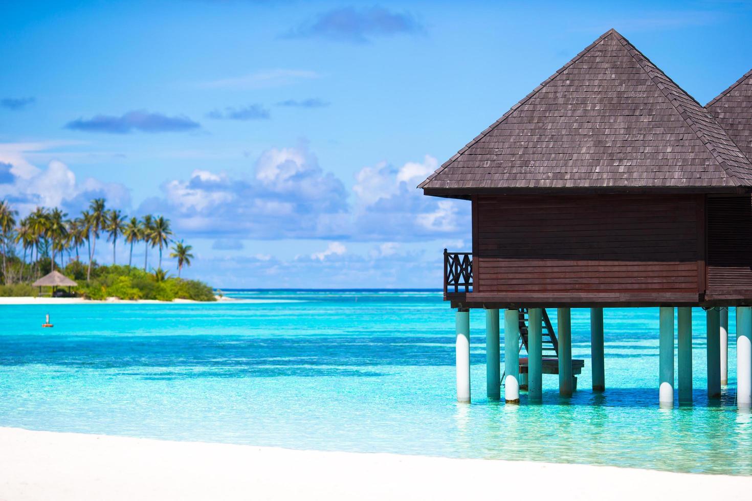 maldives, asie du sud, 2020 - bungalows sur pilotis sur l'eau bleue photo