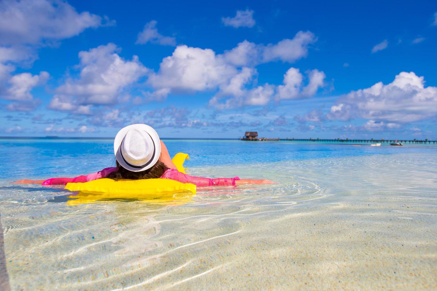 femme, pose, sur, a, floatie, plage photo