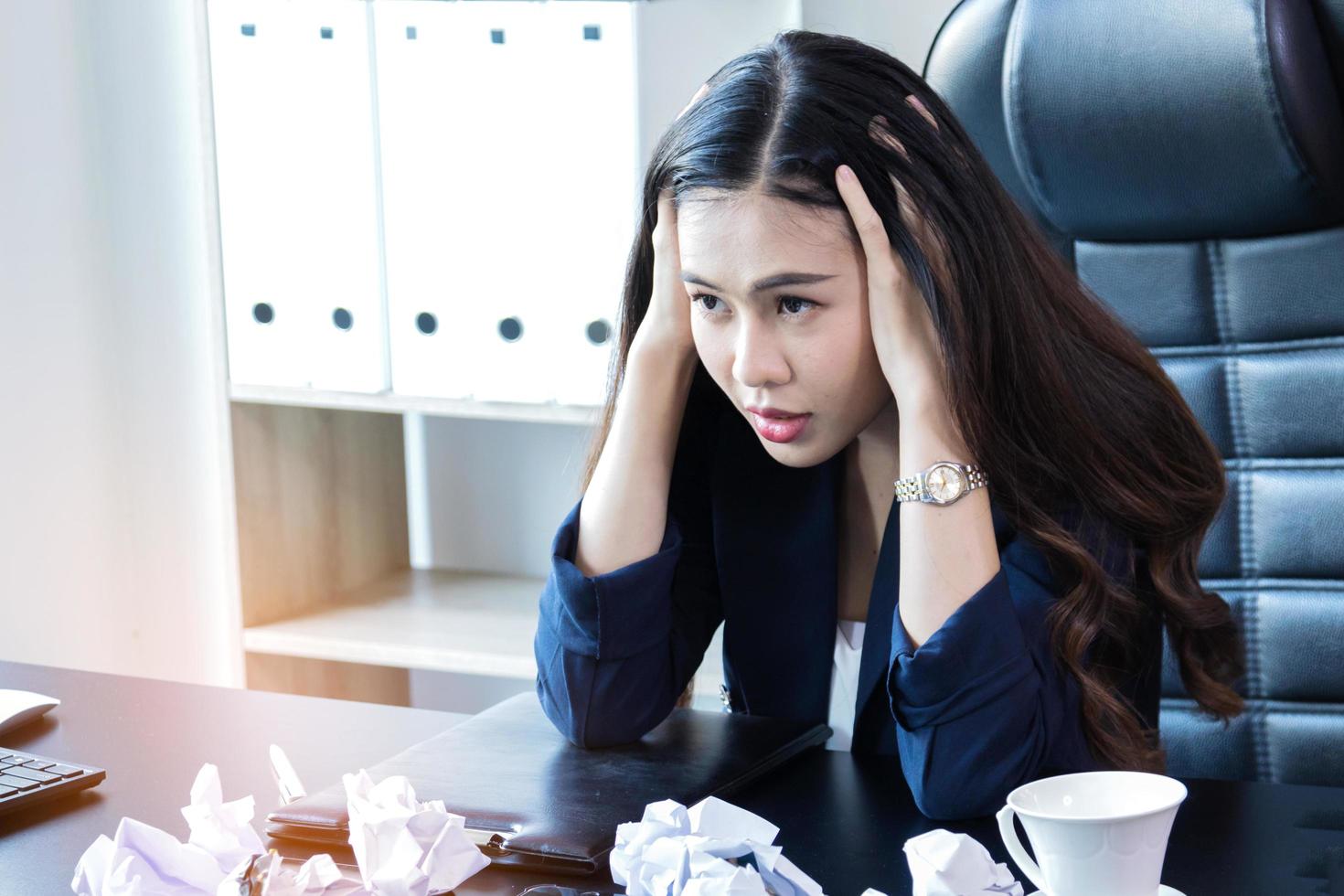 femme d'affaires est stressée photo