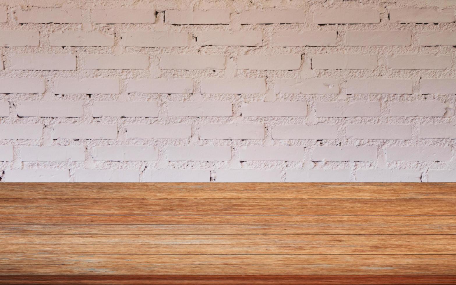 table en bois avec un mur de briques blanches photo