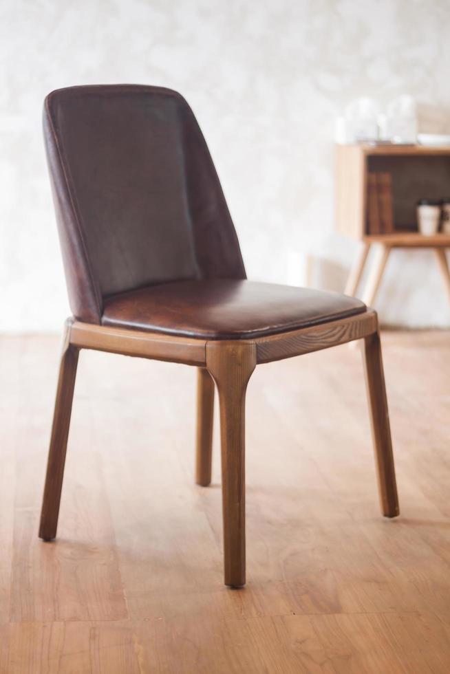 Chaise marron classique dans un café photo