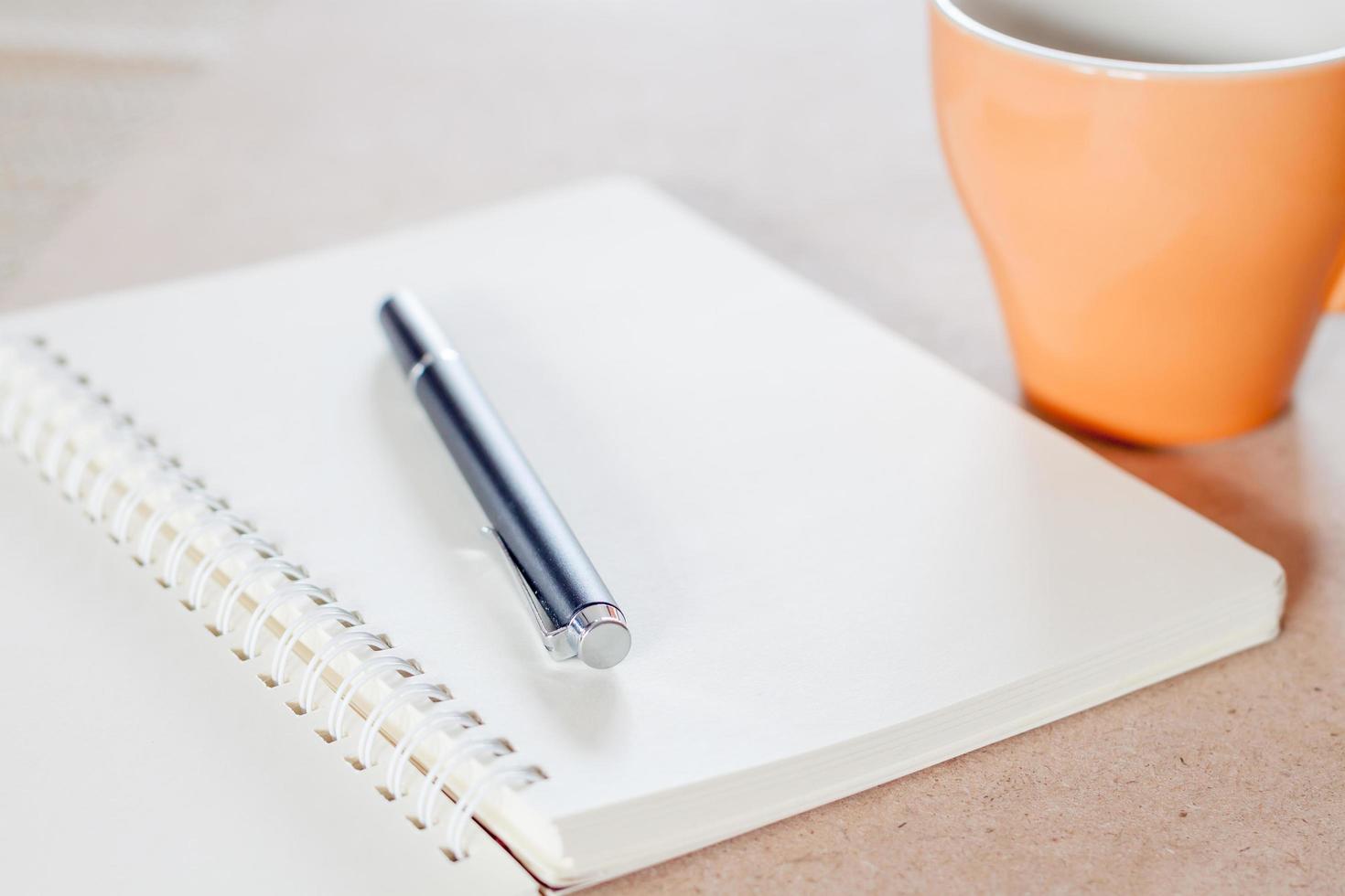 cahier avec une tasse de café photo