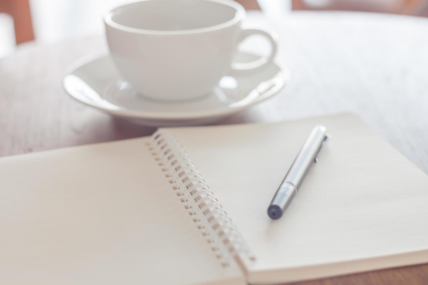 cahier et stylo dans un café photo