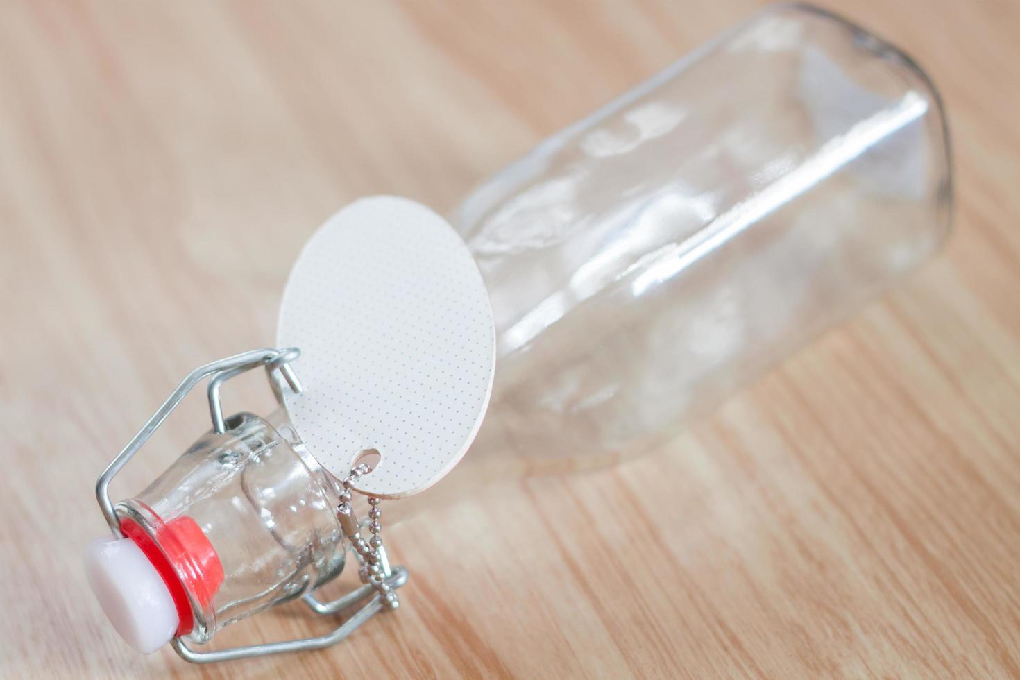 bouteille en verre avec une étiquette dessus photo